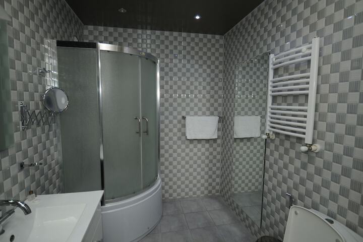 Room 6 of 16