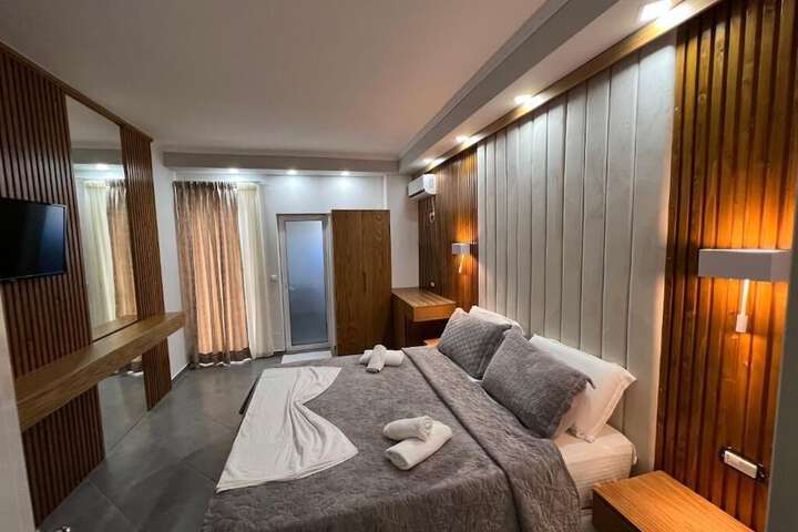Room 52 of 191