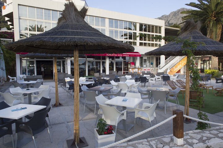 Lounge 32 of 53