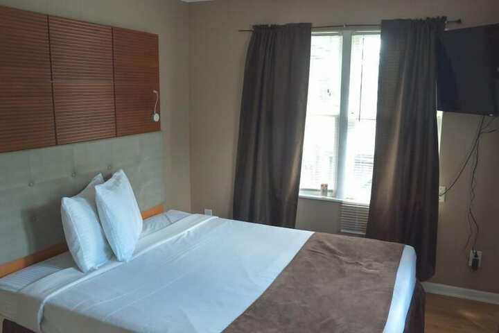 Room 32 of 143