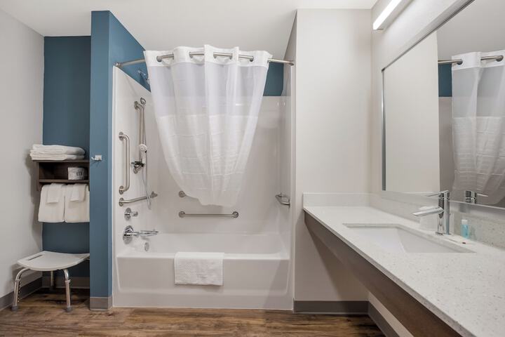 1 Queen Bed (5 of 32)