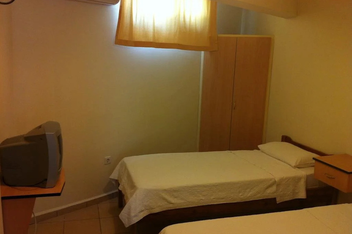 Room 10 of 14