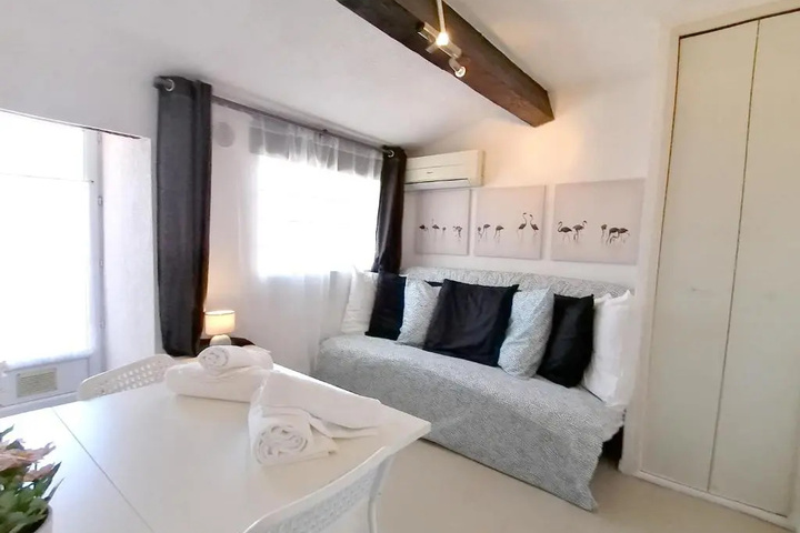 Room 5 of 10