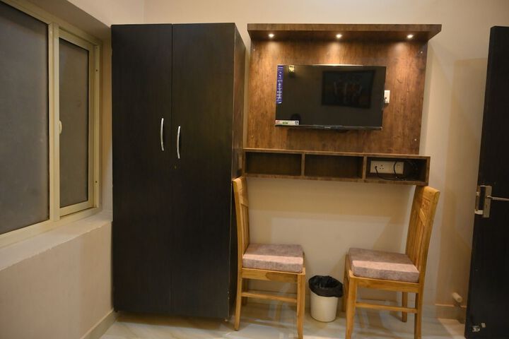 Room 10 of 14