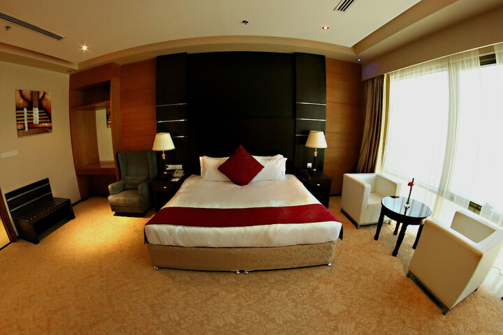 Room 25 of 76