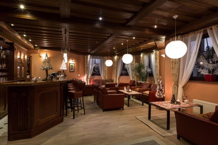 Lounge 52 of 74