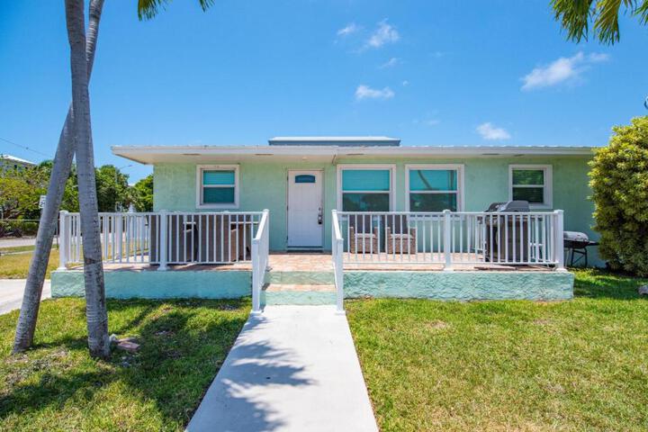 The GUAVA DUFF - Beautiful KW home with space to chill & lots of FREE PARKING!!