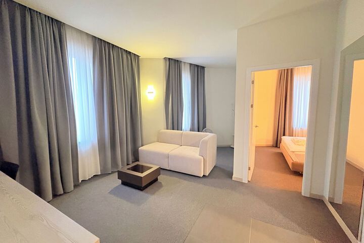 Room 6 of 30