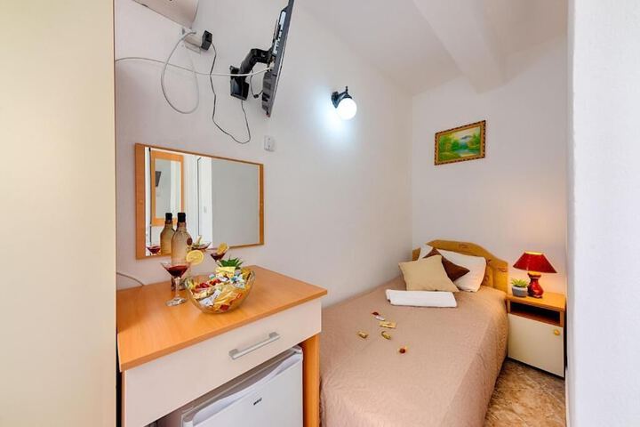 Room 9 of 28