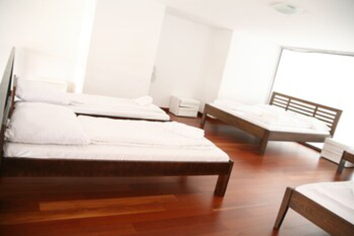 Room 208 of 275