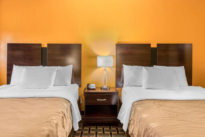 1 Queen Bed (7 of 16)
