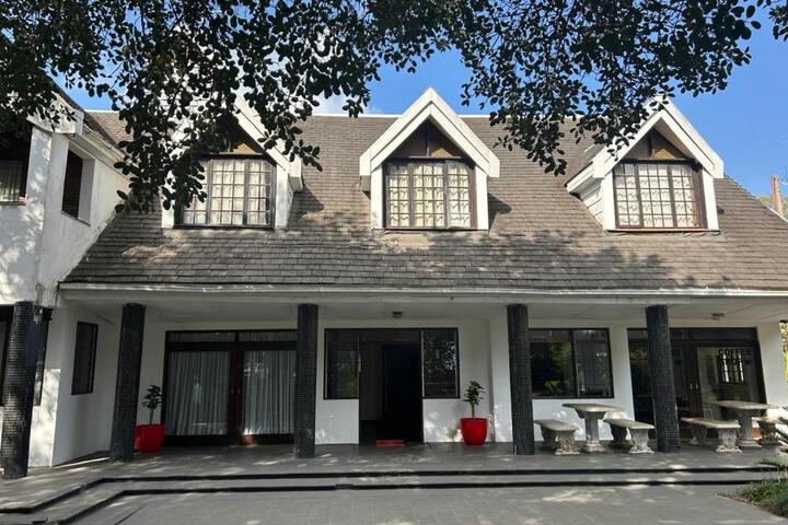 Exterior of North Coast Gateway Hotel