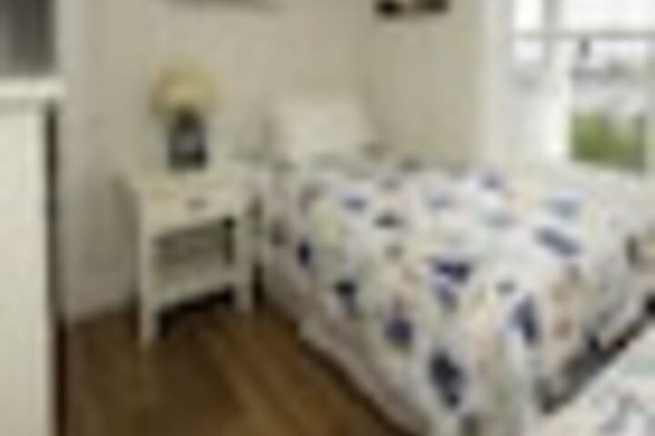 Room 35 of 384