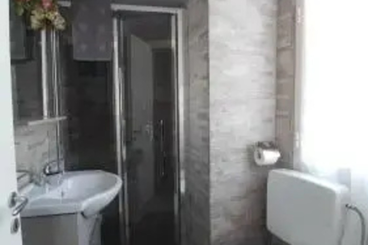 Room 7 of 11