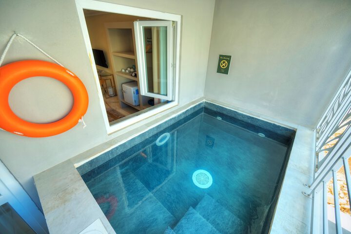 Pool 70 of 117