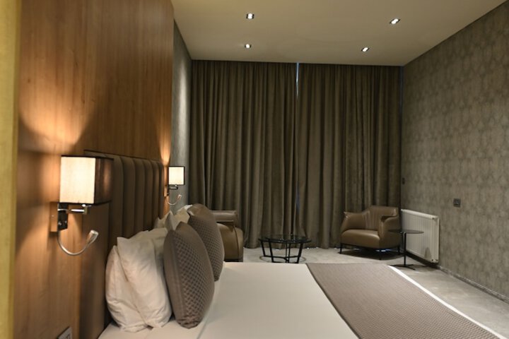 Room 7 of 76