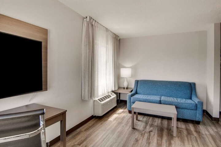 1 King Bed Suite (2 of 24)