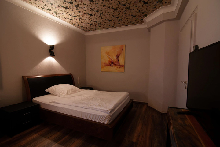 Room 6 of 10