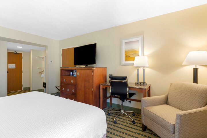 1 King Bed Microwave and Refrigerator High Speed Internet Accessible Full Breakfast (5 of 12)
