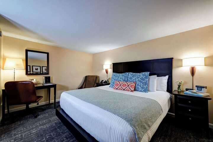 1 King Bed (2 of 26)