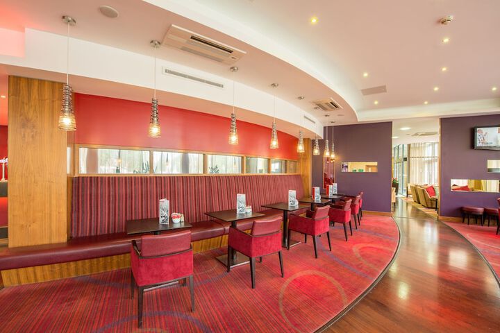 Lounge 72 of 88
