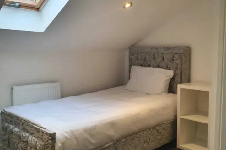 Room 4 of 16