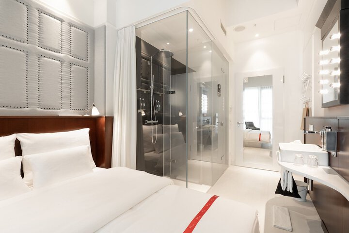 Room 13 of 83