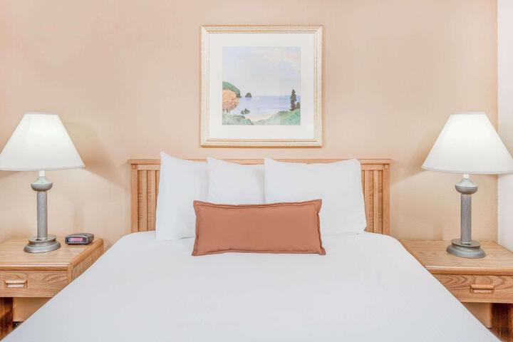 2 Queen Beds (6 of 8)