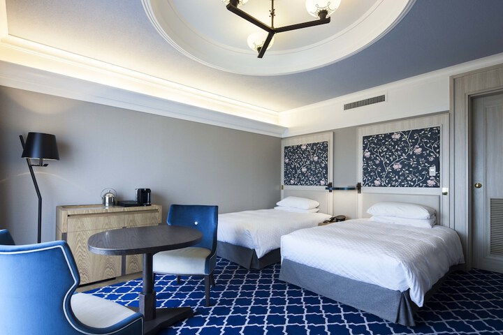 Room 3 of 110