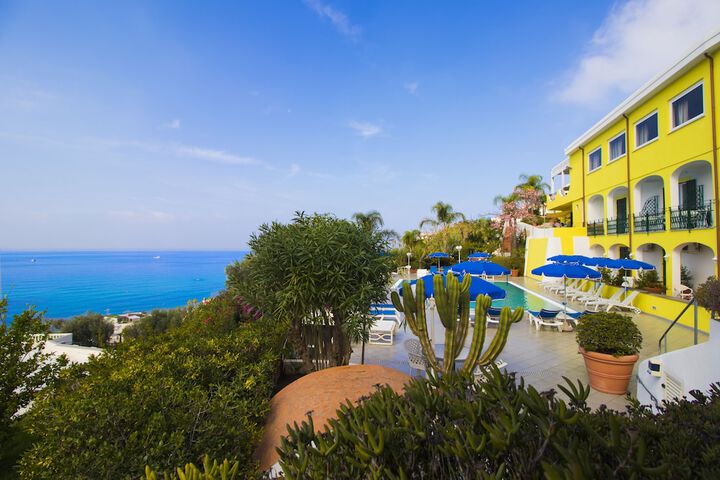 Hotel Exterior 55 of 64