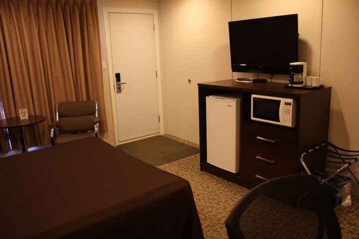 Room 7 of 9