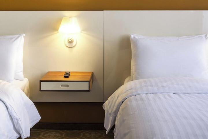 Room 34 of 108