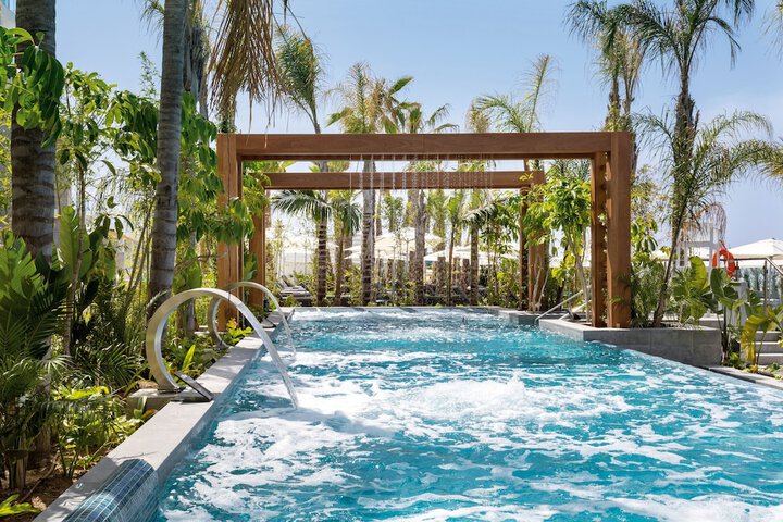 Pool 40 of 67