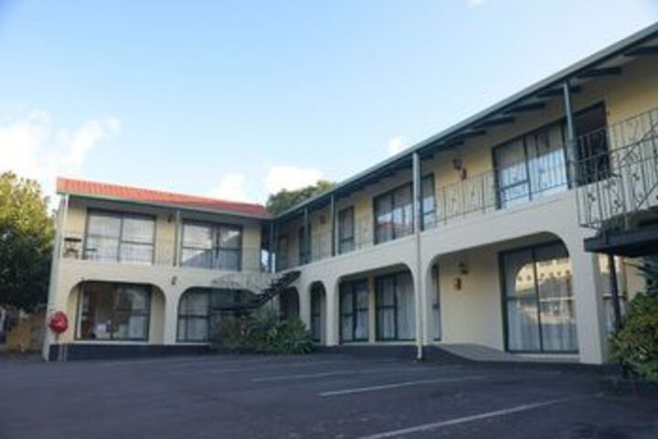 Hotel Exterior 3 of 25