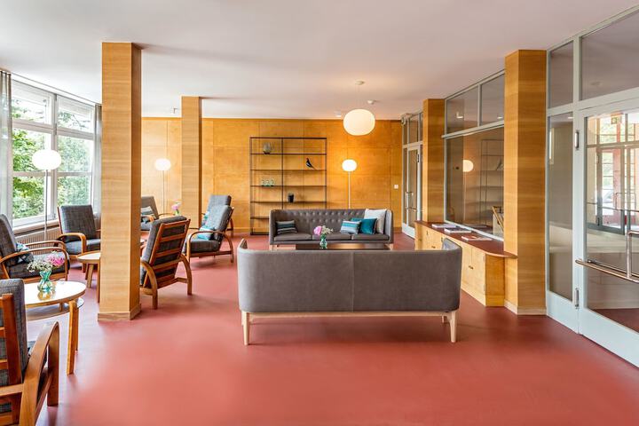 Lobby lounge