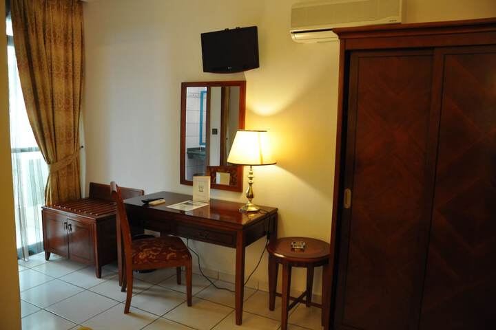 Room 10 of 36