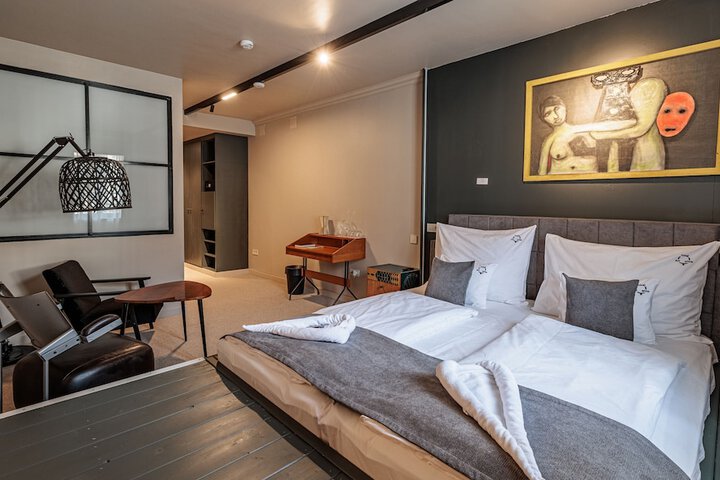 Room 25 of 103