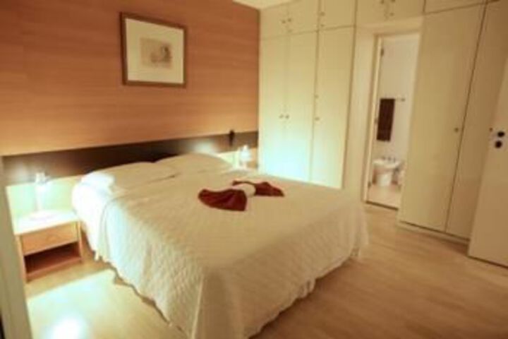Room 4 of 18