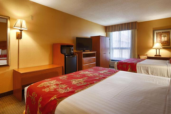 2 Queen Beds - Wireless High Speed Internet, Microwave, Refrigerator Continental Breakf (6 of 7)