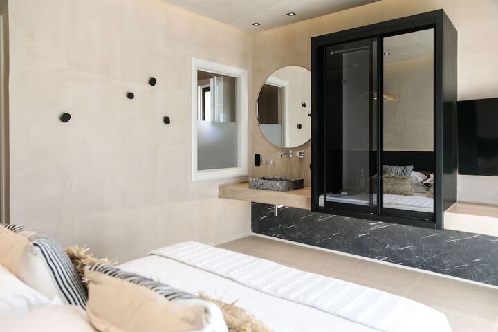 Room 28 of 136