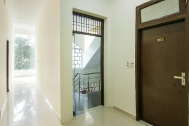 OYO 75672 Holidays Hotel