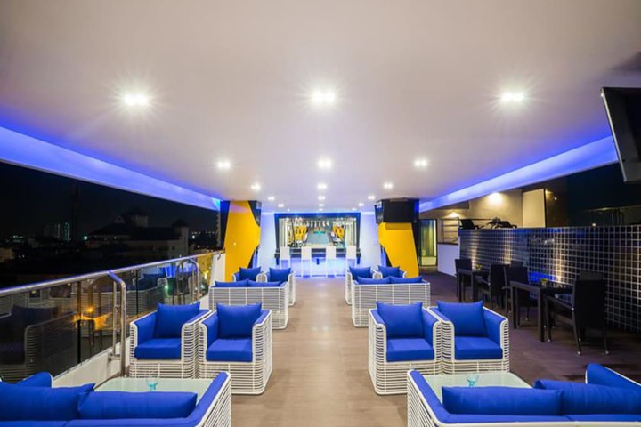 Lounge 92 of 121