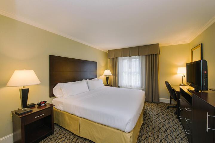 1 King Bed (1 of 13)