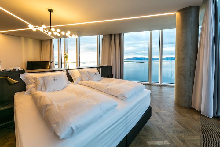 Room 16 of 40