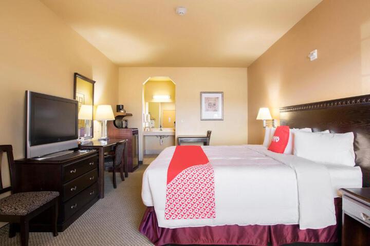 1 King Bed (2 of 10)