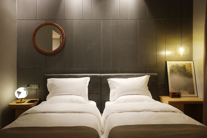 Room 8 of 16