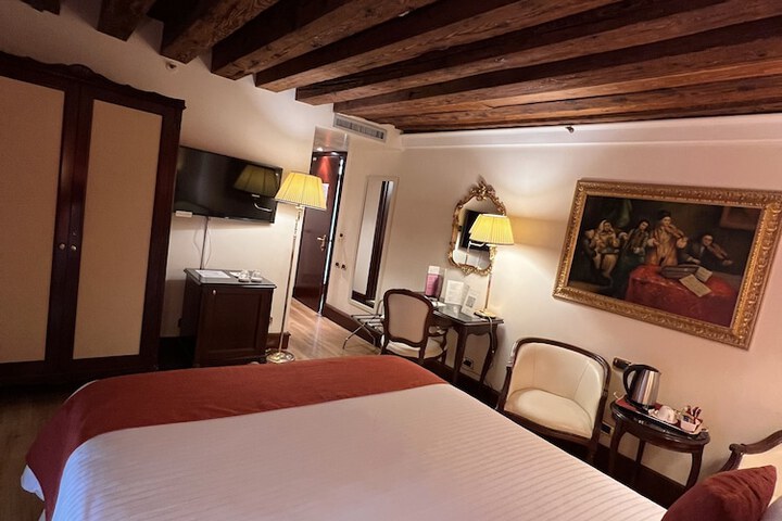 Room 100 of 290