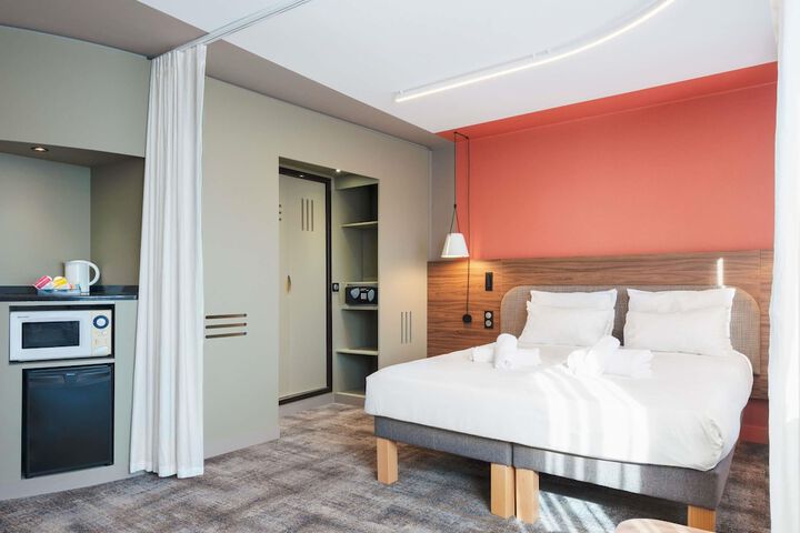 Room 9 of 48