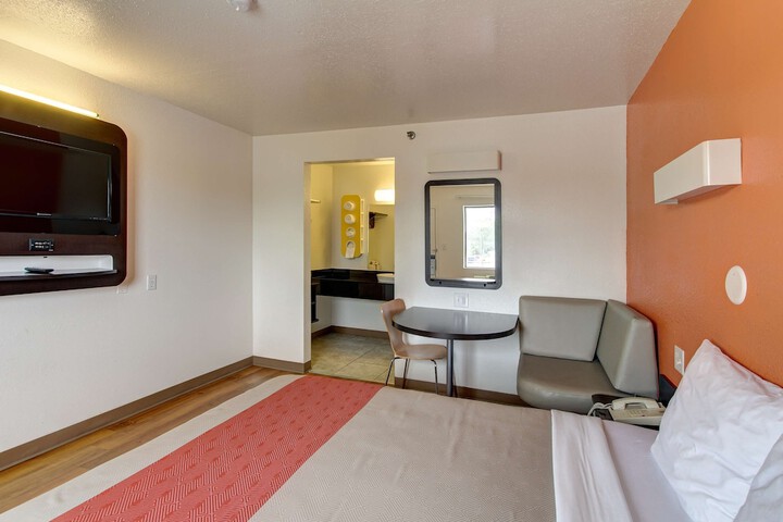 1 Queen Bed (1 of 6)