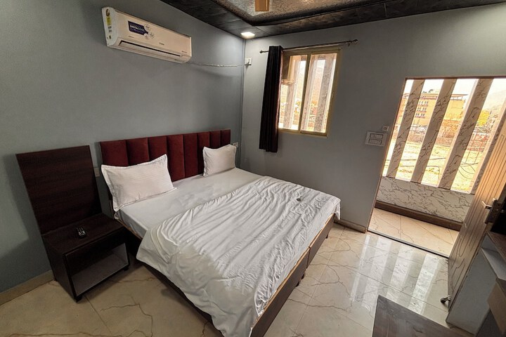 Room 4 of 11